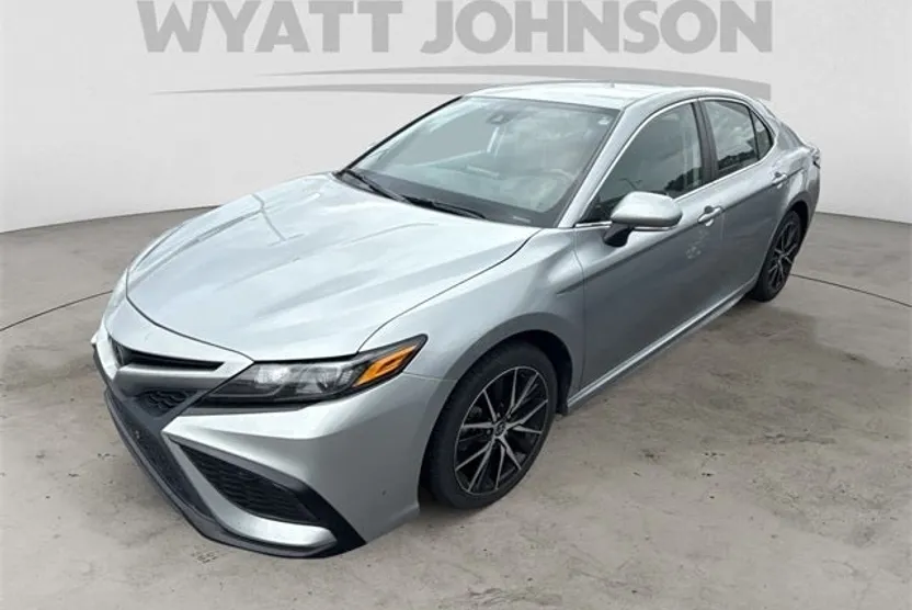 2024 Toyota Camry SE photo 1