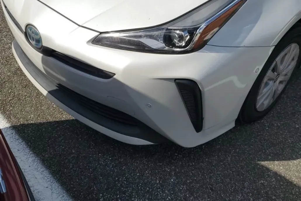 2021 Toyota Prius LE photo 1