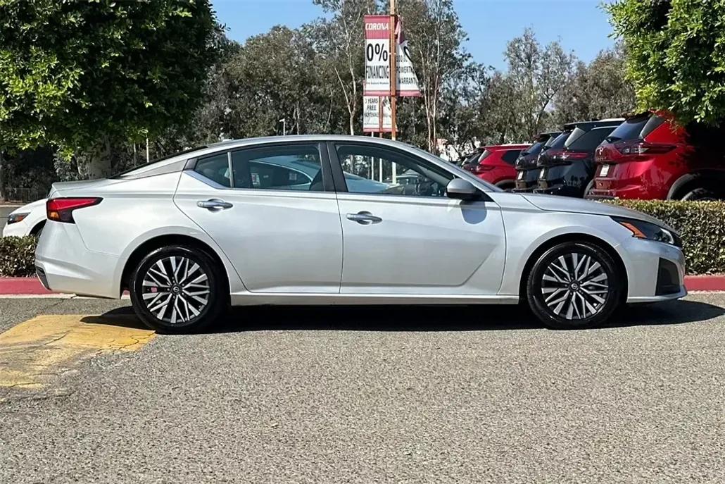 2023 Nissan Altima 2.5 SV photo 1