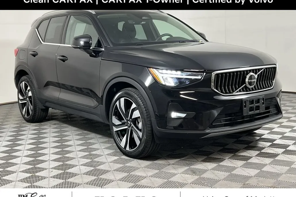 2025 Volvo XC40 Plus photo 1