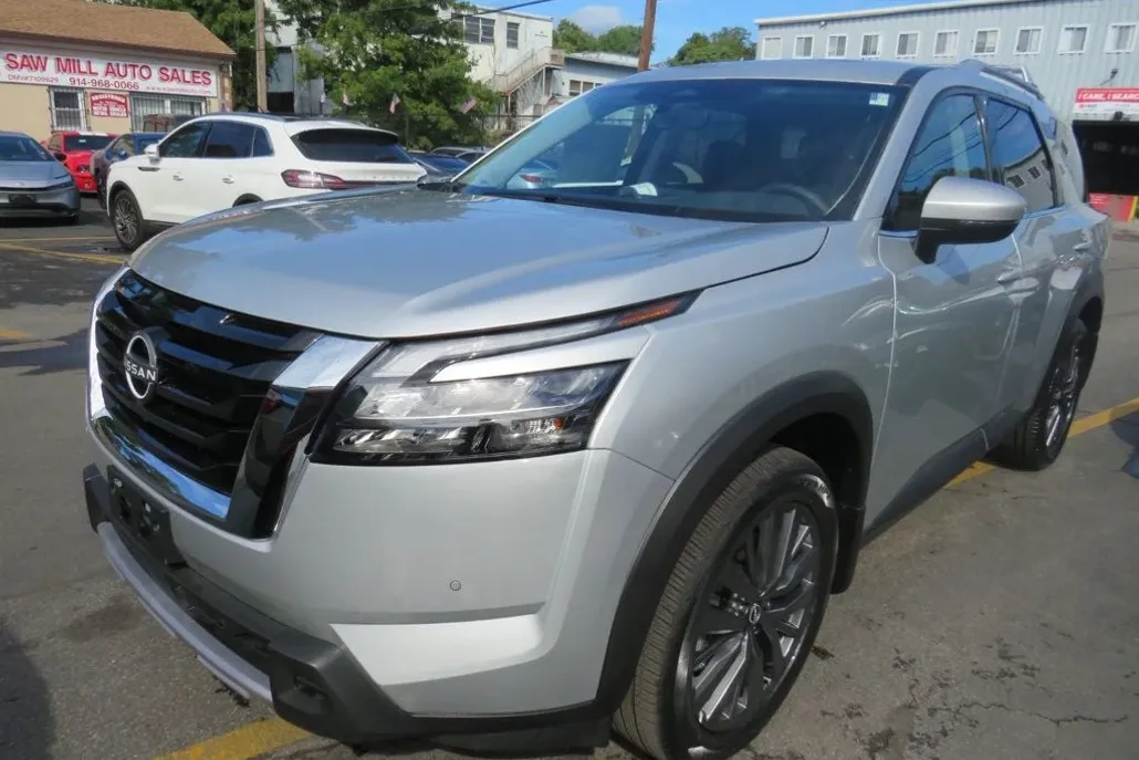2025 Nissan Pathfinder SL photo 1
