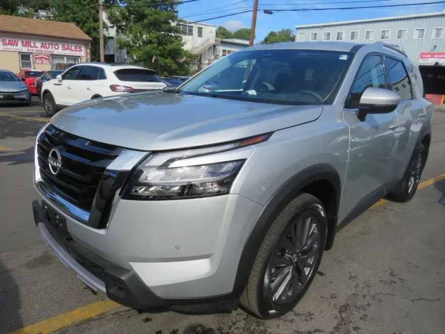2025 Nissan Pathfinder SL photo 1