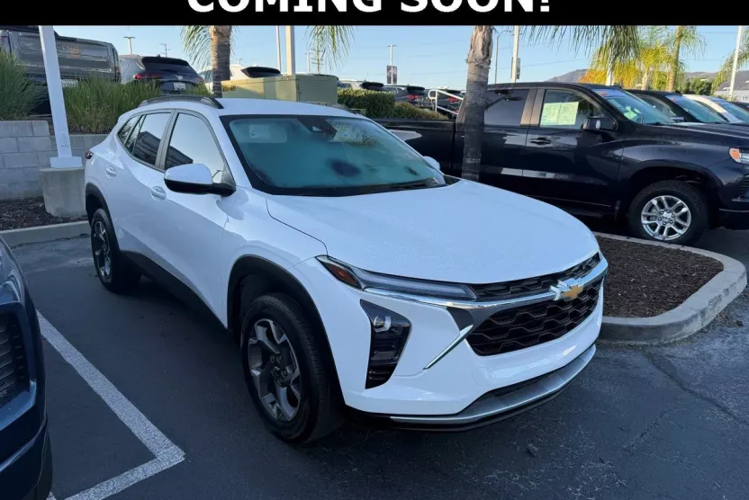 2024 Chevrolet Trax LT photo 1