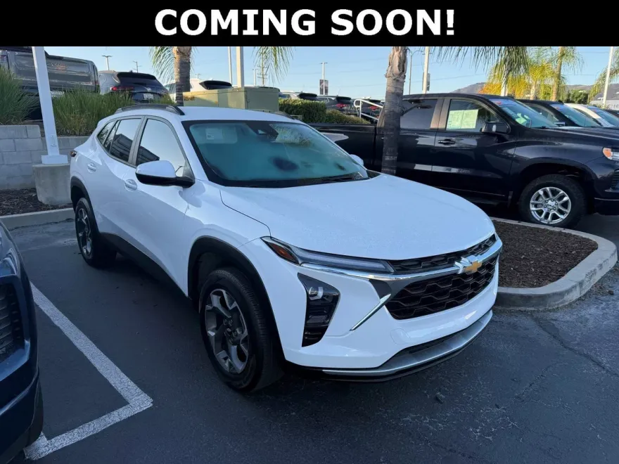 2024 Chevrolet Trax LT photo 1