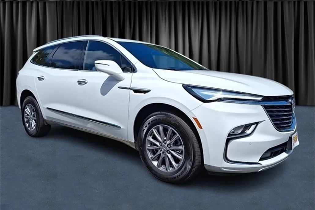 2024 Buick Enclave Essence photo 1