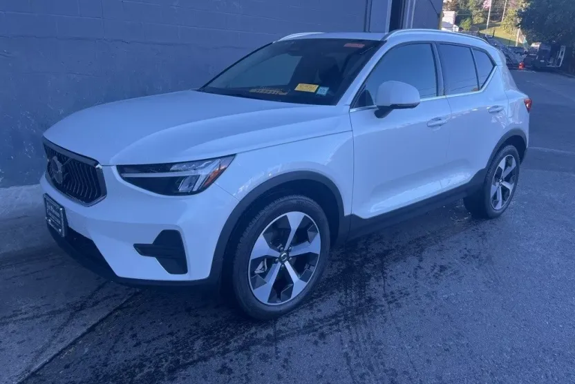 2025 Volvo XC40 Core photo 1