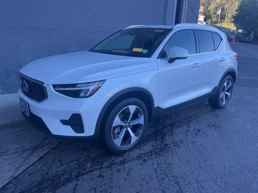 2025 Volvo XC40 Core photo 1