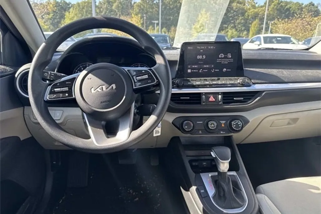2023 Kia Forte LXS photo 1