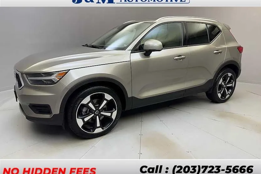 2022 Volvo XC40 Momentum photo 1