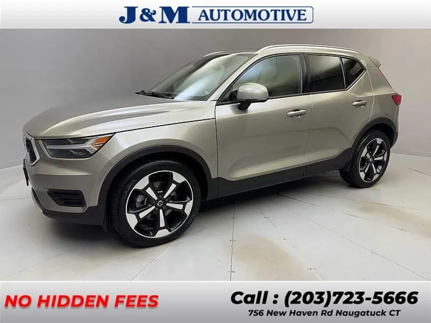 2022 Volvo XC40 Momentum photo 1