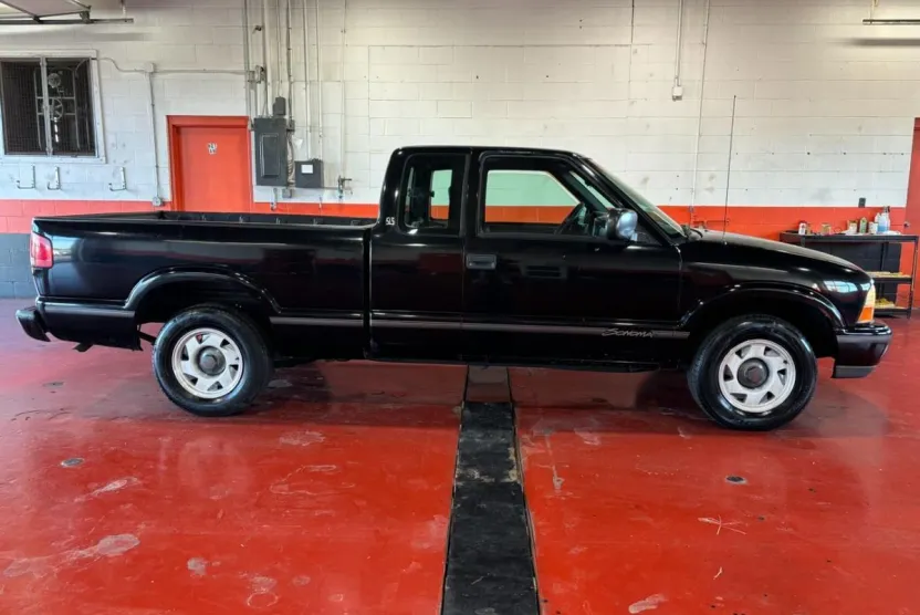 1999 Gmc Sonoma SLS photo 1