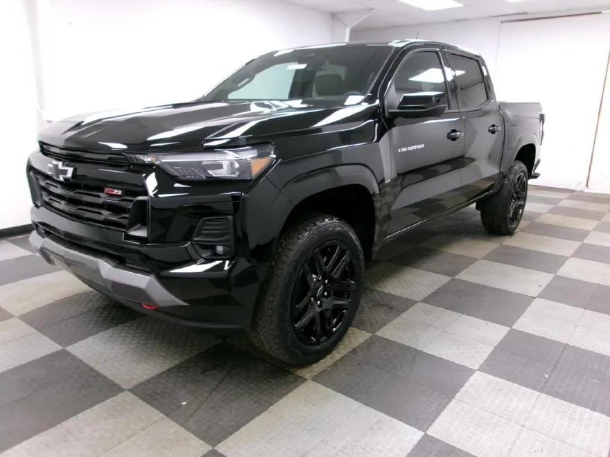 2025 Chevrolet Colorado Z71 photo 1