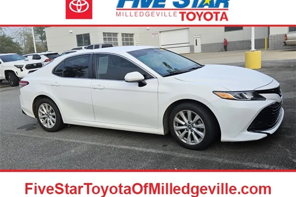 2020 Toyota Camry LE photo 1