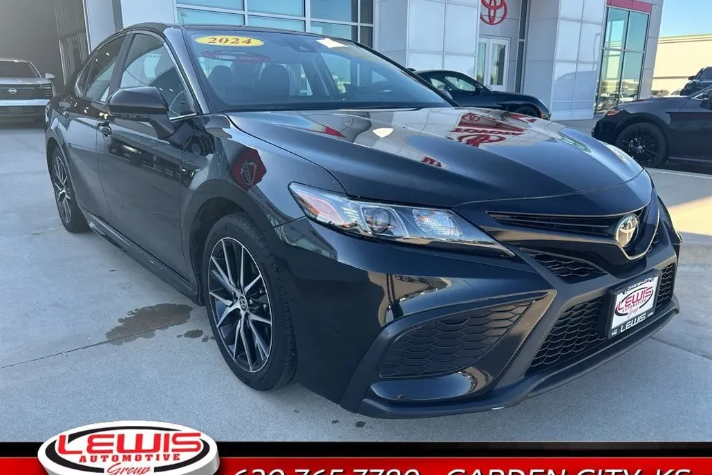 2024 Toyota Camry SE photo 1