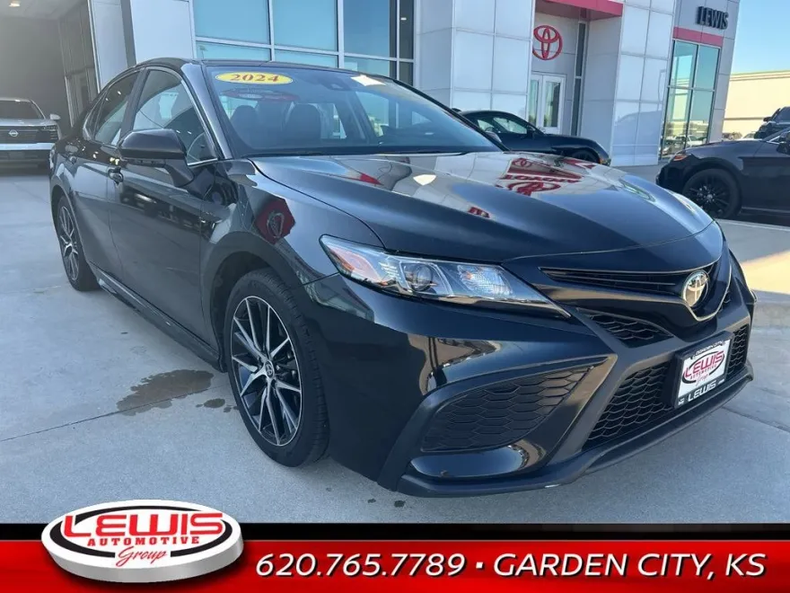 2024 Toyota Camry SE photo 1