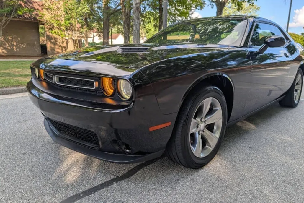2015 Dodge Challenger SXT photo 1