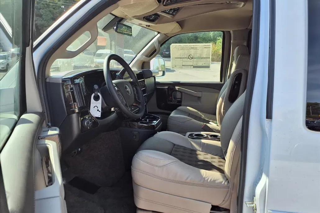 2025 Gmc Savana Cargo 2500 photo 1