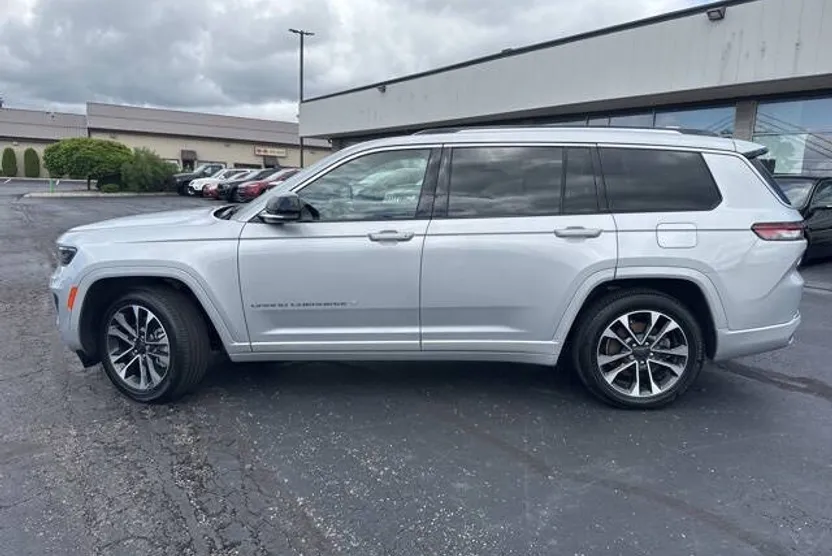 2022 Jeep Grand Cherokee Overland photo 1