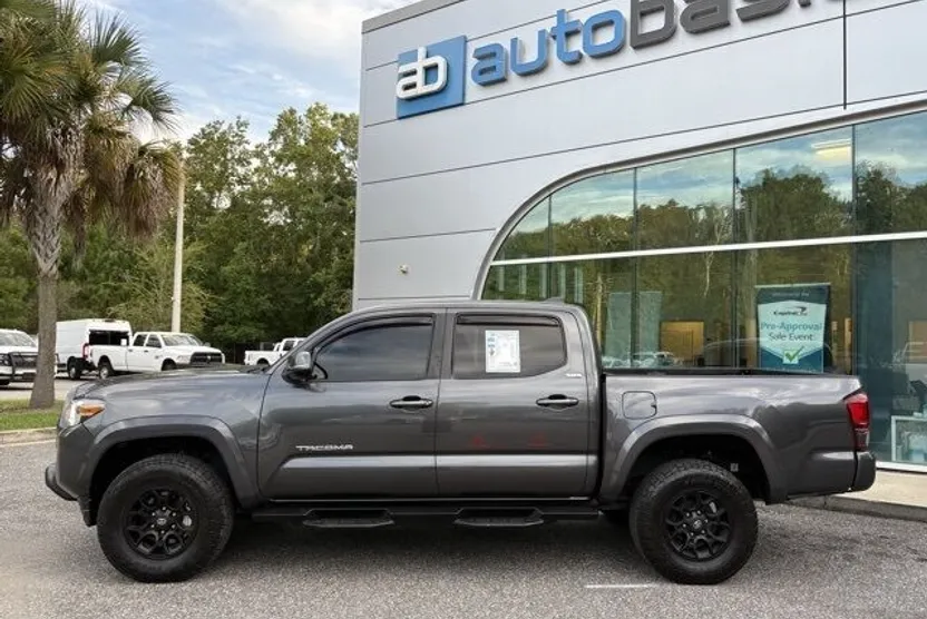 2022 Toyota Tacoma SR5 photo 1