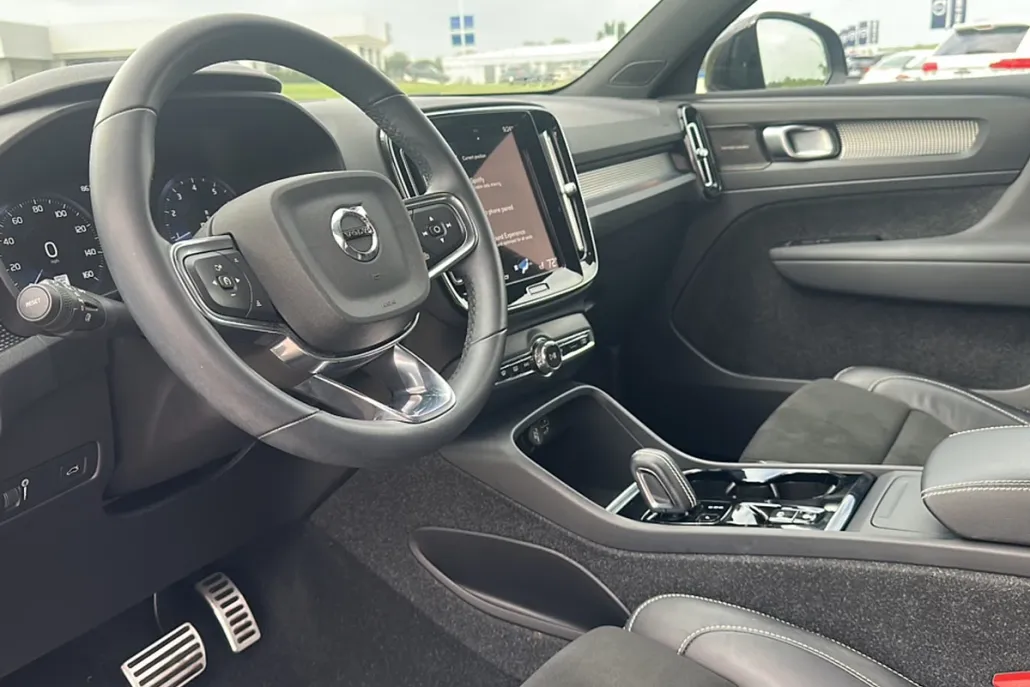 2022 Volvo XC40 T5 R-Design photo 1