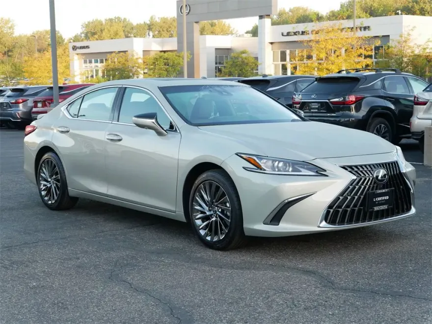 2025 Lexus ES 300h Luxury photo 1