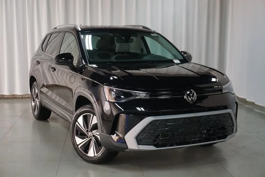 2025 Volkswagen Taos SE photo 1