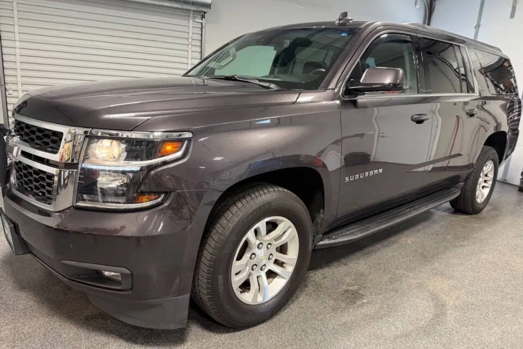 2018 Chevrolet Suburban LT photo 1