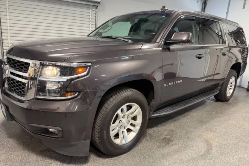 2018 Chevrolet Suburban LT photo 1
