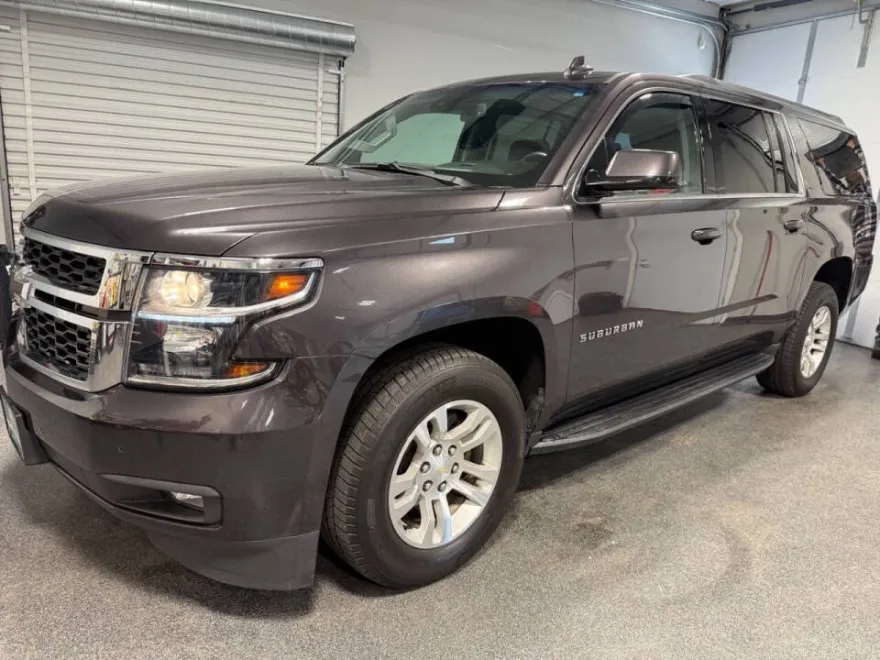 2018 Chevrolet Suburban LT photo 1