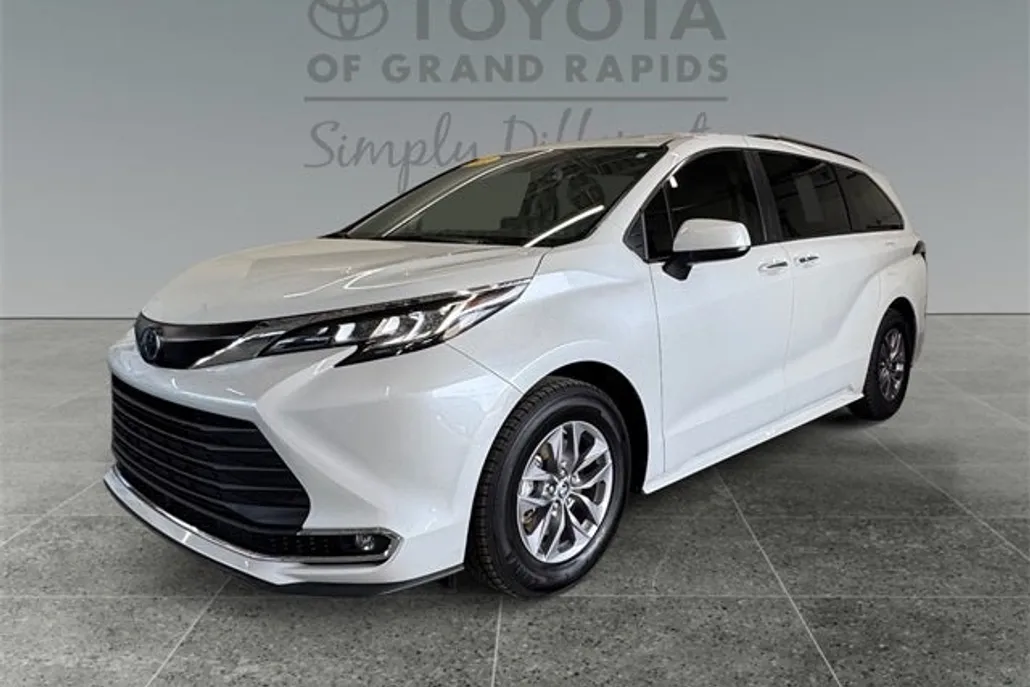 2022 Toyota Sienna XLE photo 1