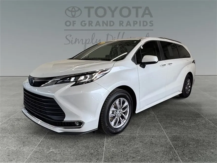 2022 Toyota Sienna XLE photo 1