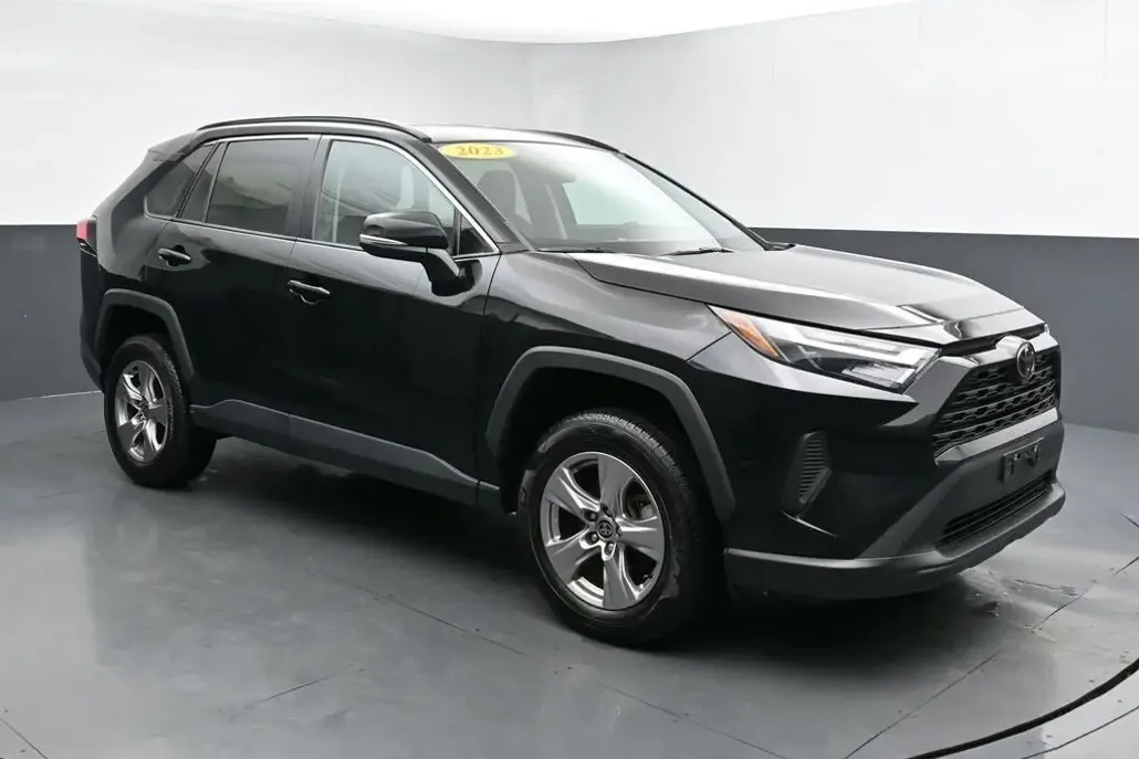 2023 Toyota RAV4 XLE photo 1