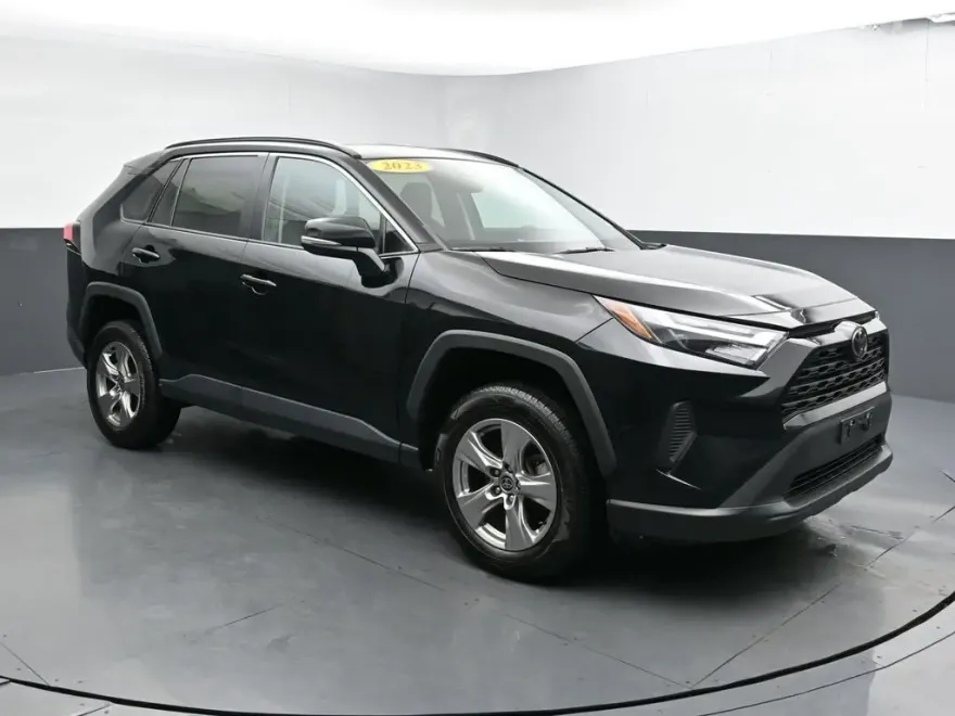 2023 Toyota RAV4 XLE photo 1