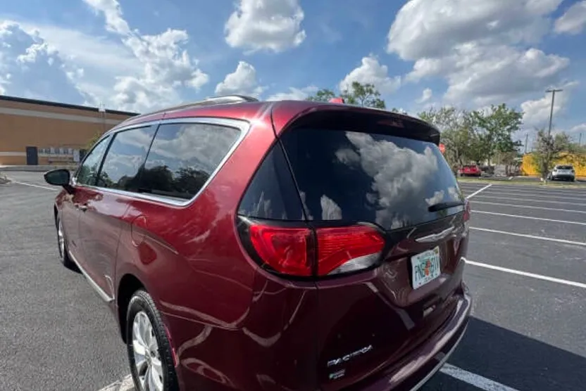 2017 Chrysler Pacifica photo 1