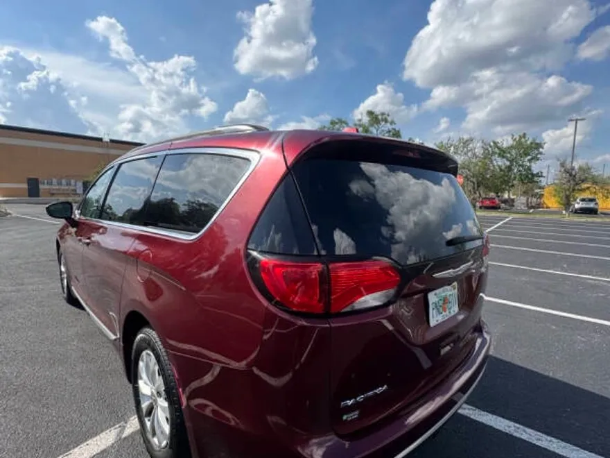 2017 Chrysler Pacifica photo 1