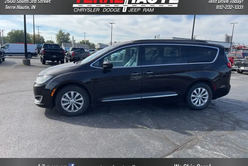 2017 Chrysler Pacifica Touring L photo 1