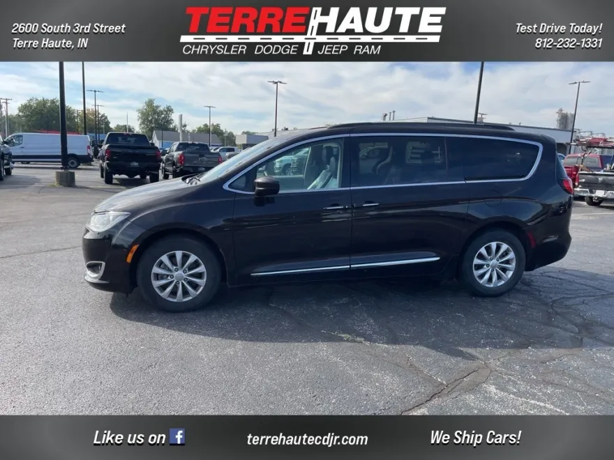 2017 Chrysler Pacifica Touring L photo 1