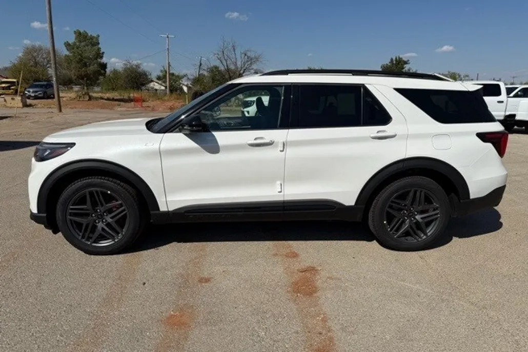 2025 Ford Explorer ST-Line photo 1