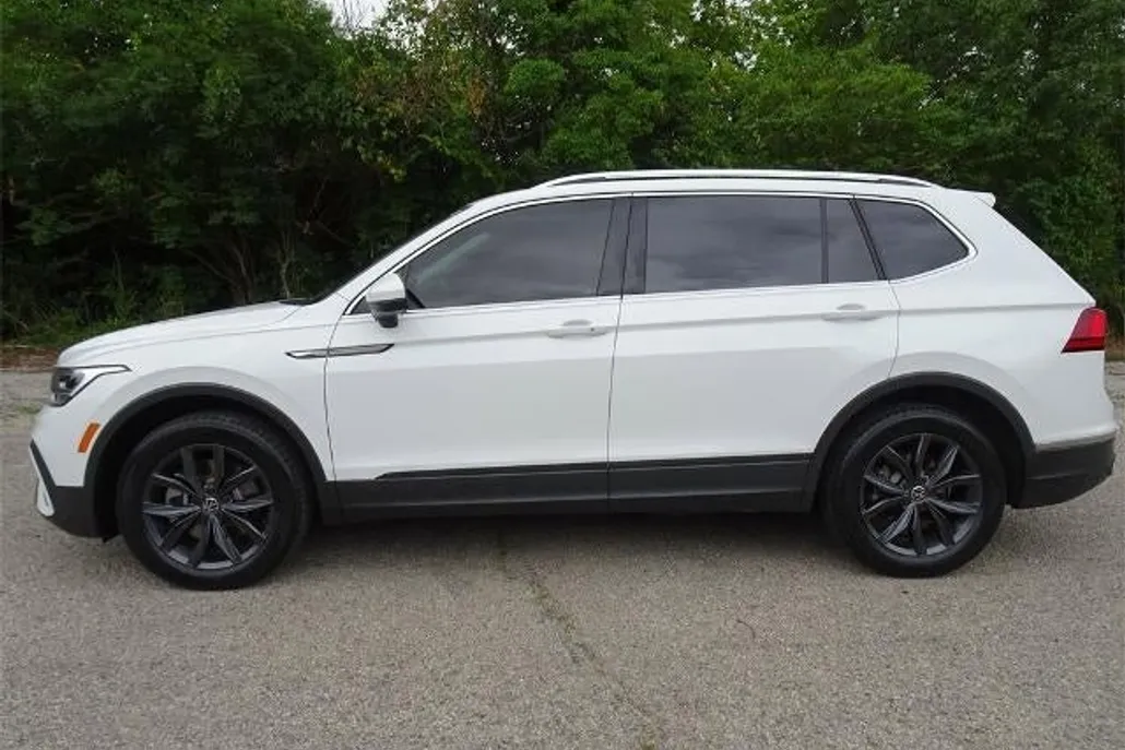 2022 Volkswagen Tiguan SE photo 1