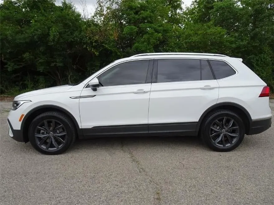 2022 Volkswagen Tiguan SE photo 1