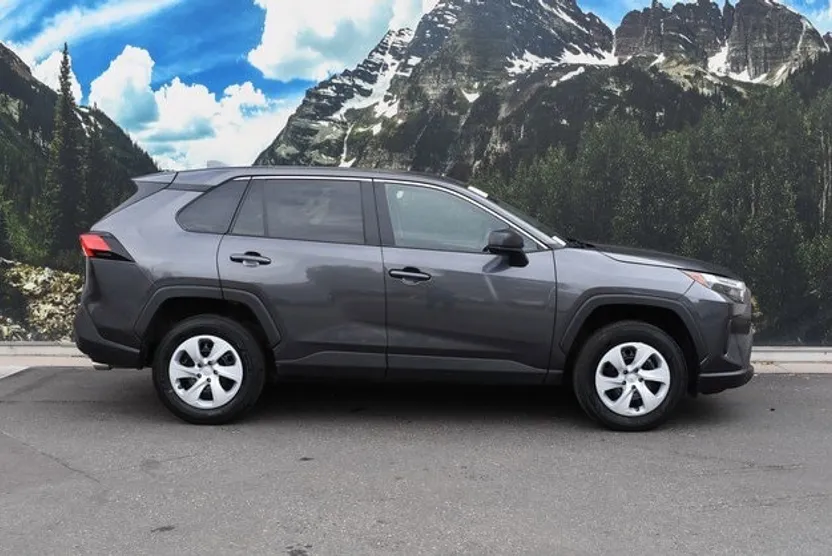 2024 Toyota RAV4 LE photo 1