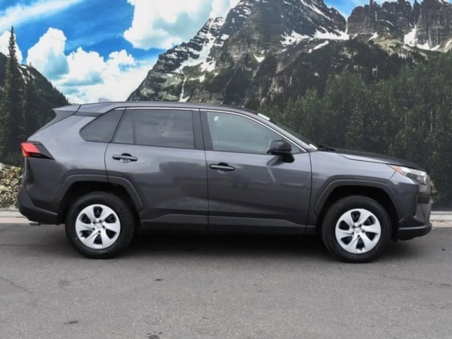 2024 Toyota RAV4 LE photo 1