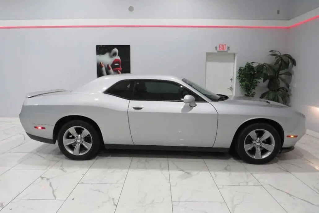 2019 Dodge Challenger SXT photo 1