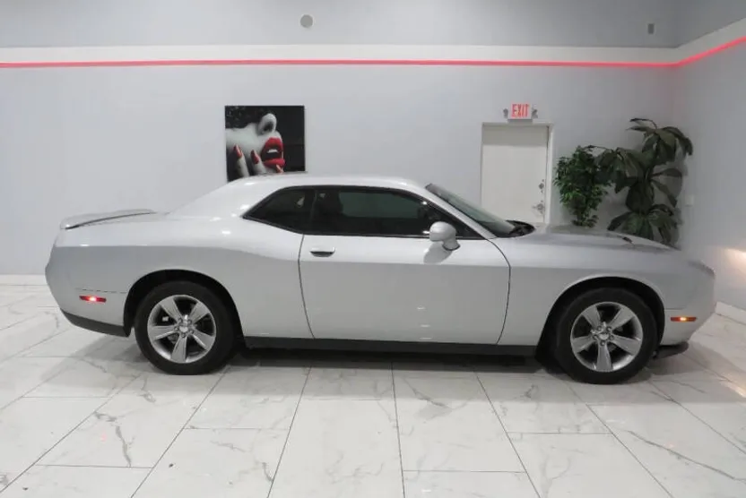2019 Dodge Challenger SXT photo 1