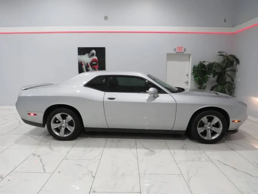 2019 Dodge Challenger SXT photo 1