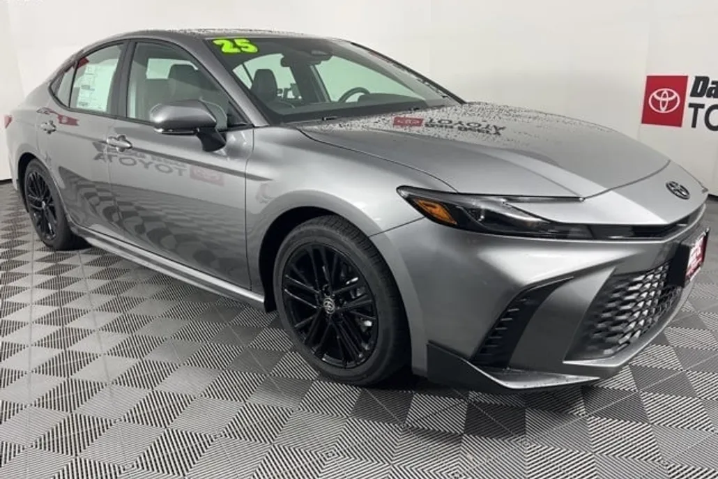 2025 Toyota Camry SE photo 1