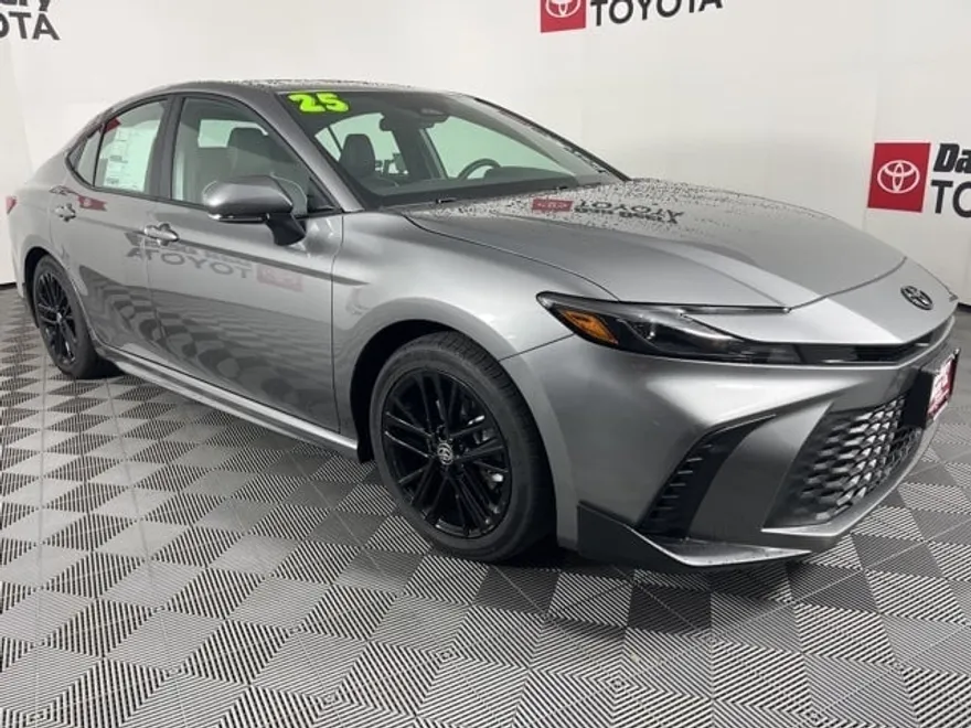2025 Toyota Camry SE photo 1
