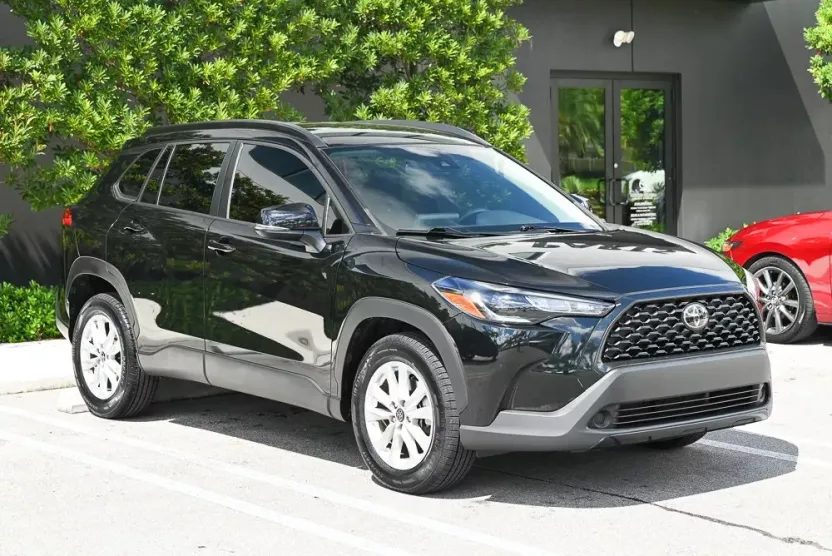 2022 Toyota Corolla Cross LE photo 1