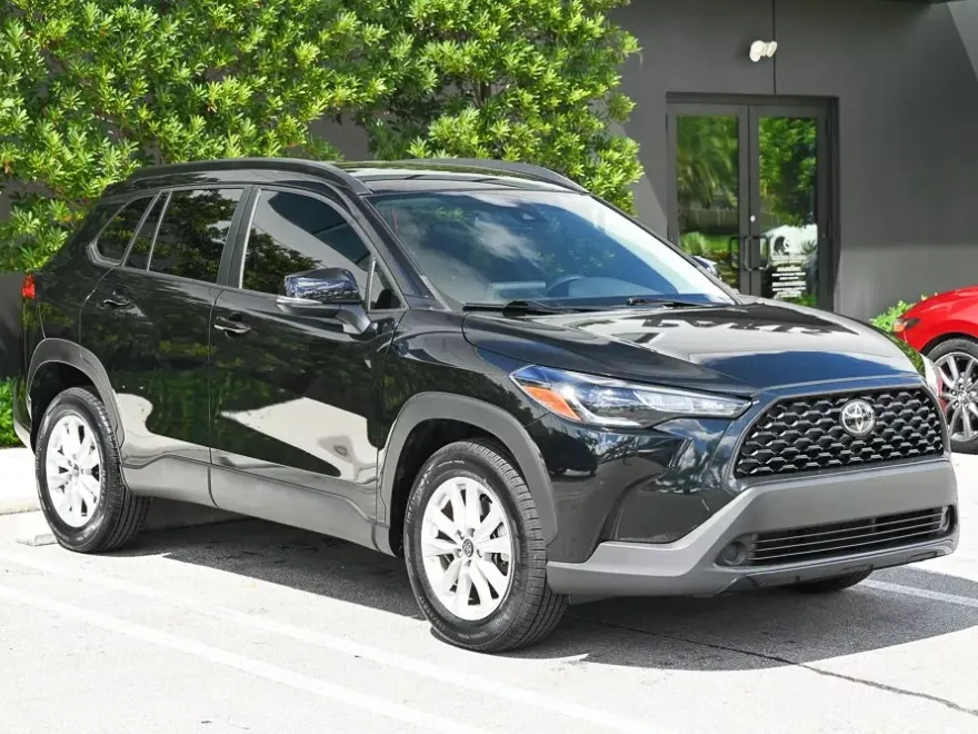 2022 Toyota Corolla Cross LE photo 1