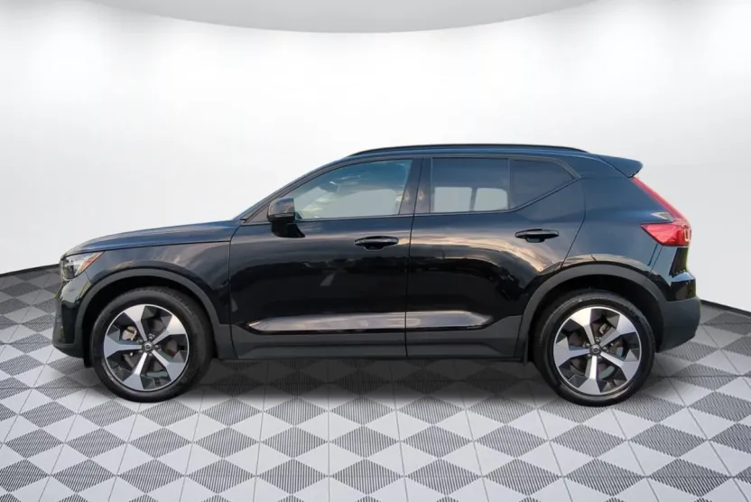 2024 Volvo XC40 Core photo 1
